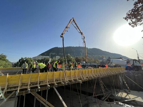 🚧 Astăzi a început turnarea plăcii de racordare la podul de la Spitalul Județean.