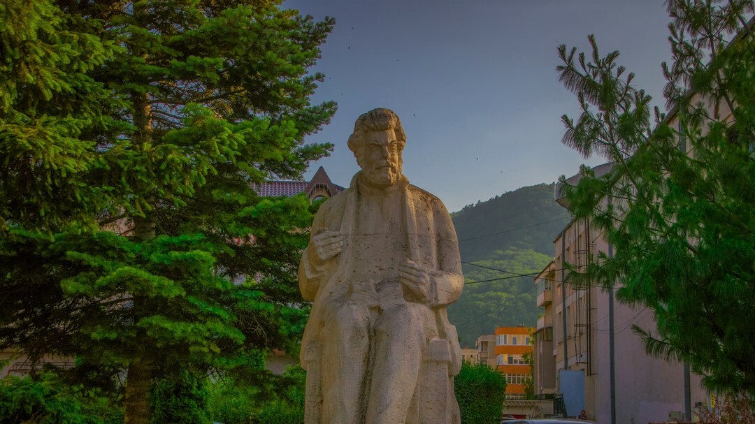 Ion Creangă Statue